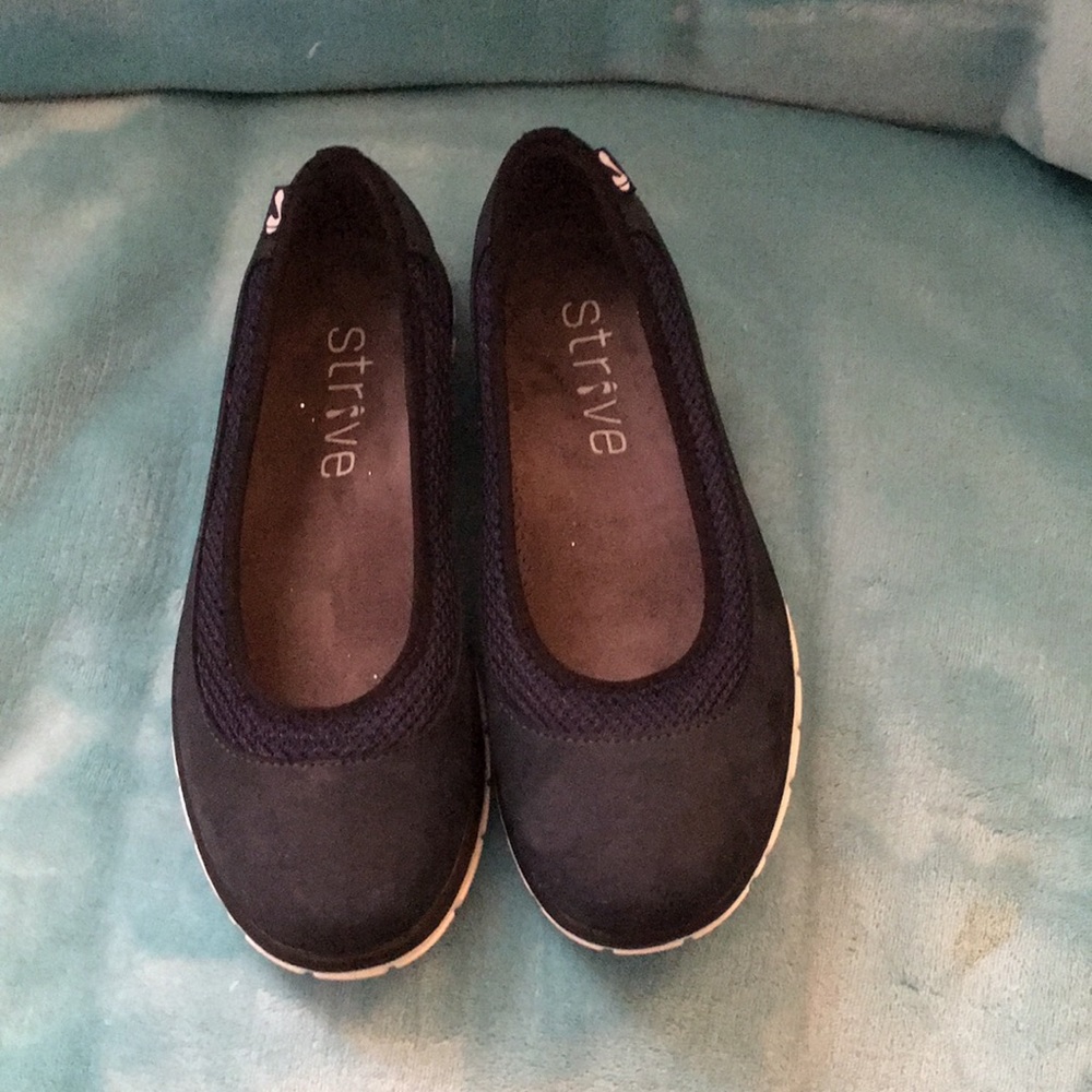 Women’s size 6 Strive flats